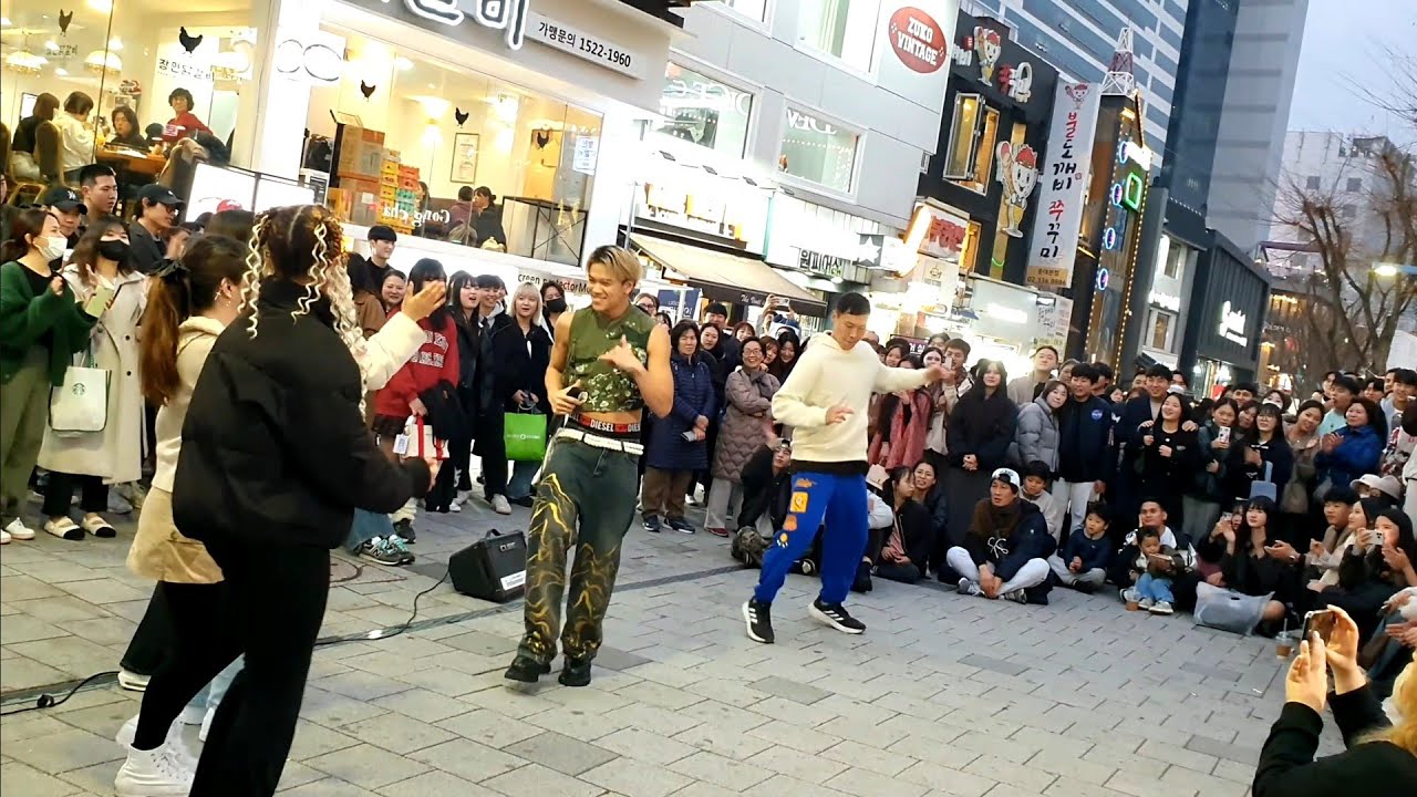 [STREET ARTIST] TRONG, VIETNAM IDOL. WITH SPECTATORS. IMPROMPTU INTERACTIVE HONGDAE BUSKING. 231209.