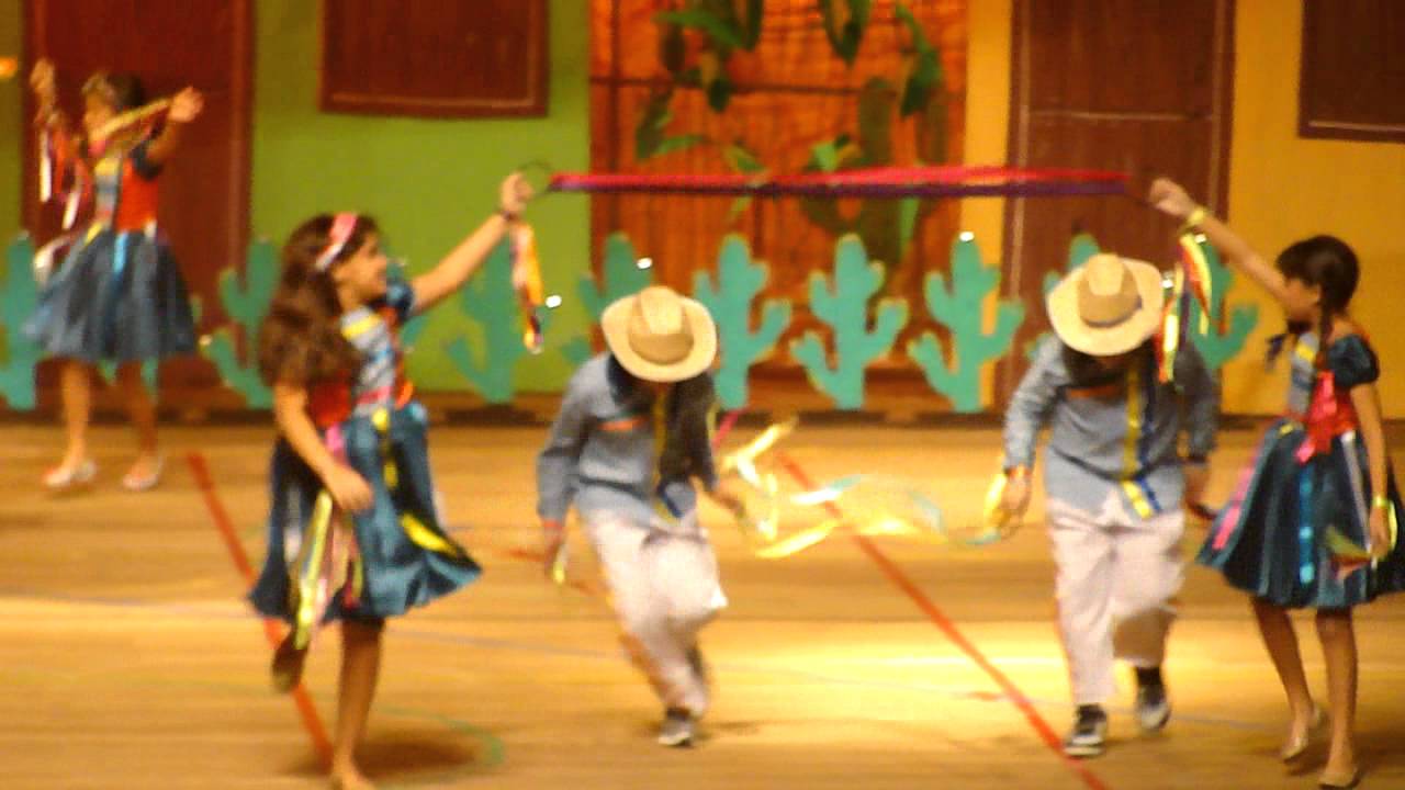 Apresentação Junina de Clarinha - Múdica: Olha isso aqui tá muito bom...
