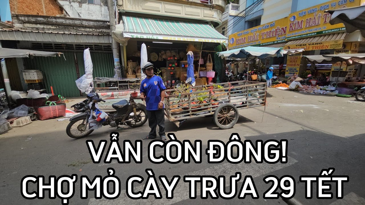 Vẫn còn đông! Chợ Mỏ Cày trưa 29 tết 