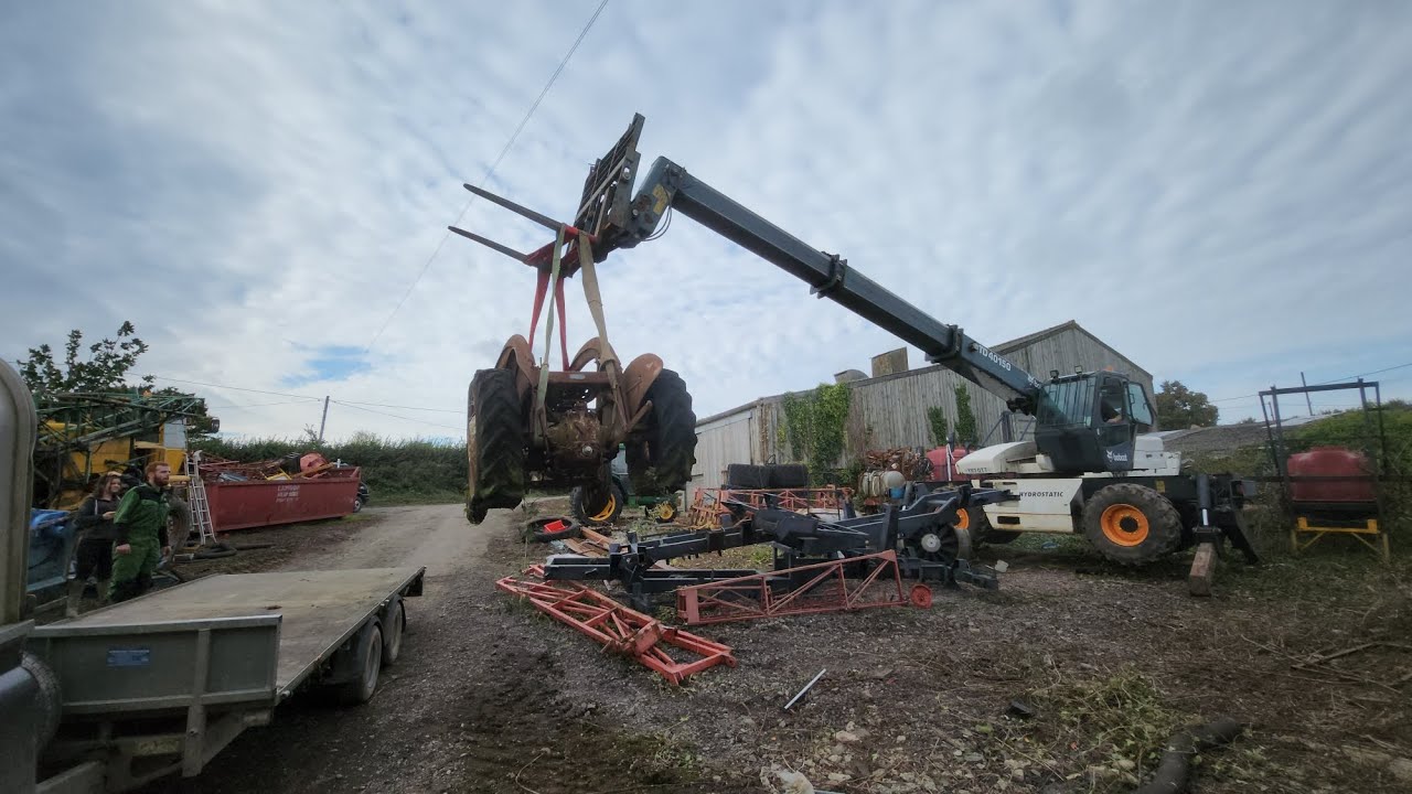 bobcat 360° telehandler lifting massey ferguson T20 with banana loader