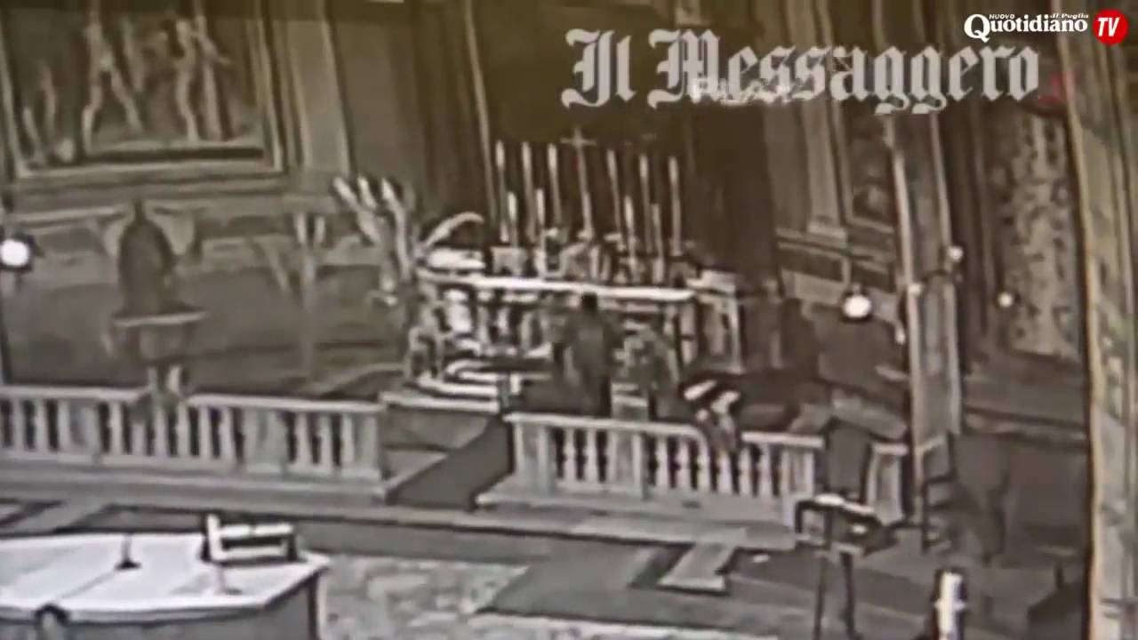 ghanese distrugge crocifissi e statue in chiese a Roma