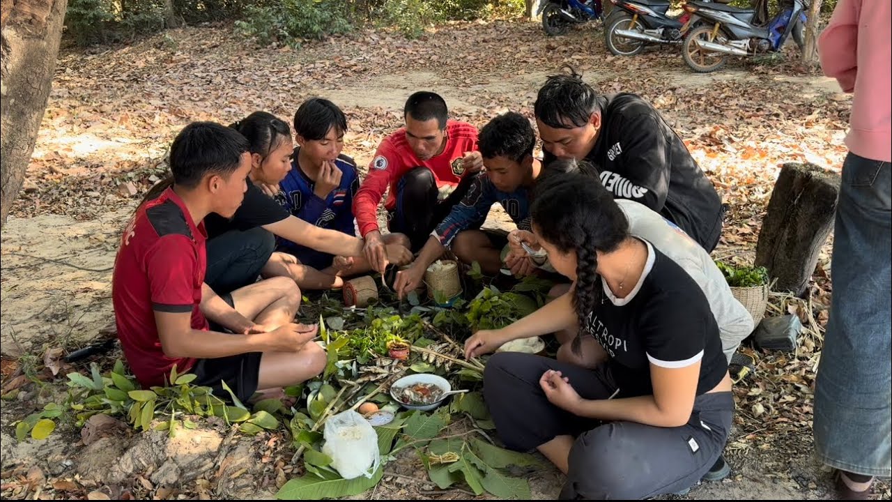 หางมปลากินข้าวป่าอยู่ริมแม่น้ำเช🇱🇦ຫາປາກິນເຂົ້າປ່າຢູ່ແຄມເຊ