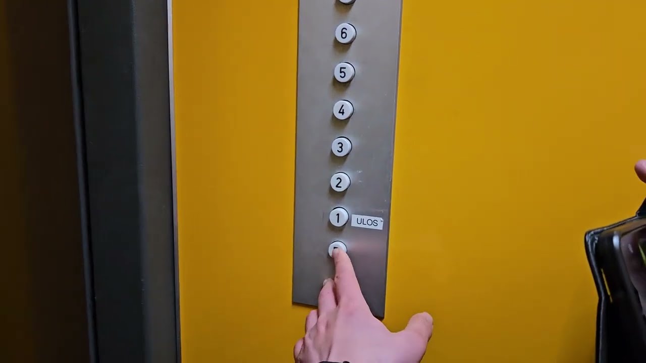 Old ValmetSchlieren traction elevator/lift in Onkiniemenkatu 11B, Särkänniemi, Tampere