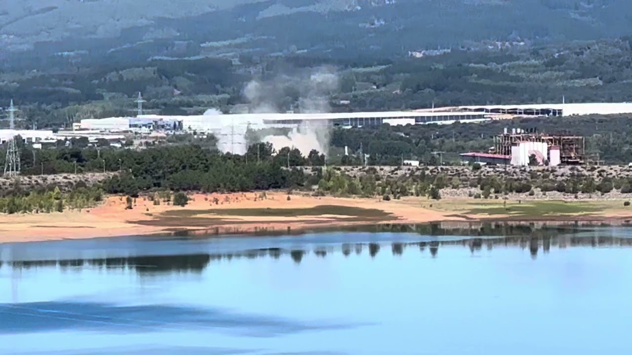 Demolición chimeneas Compostilla en 4k