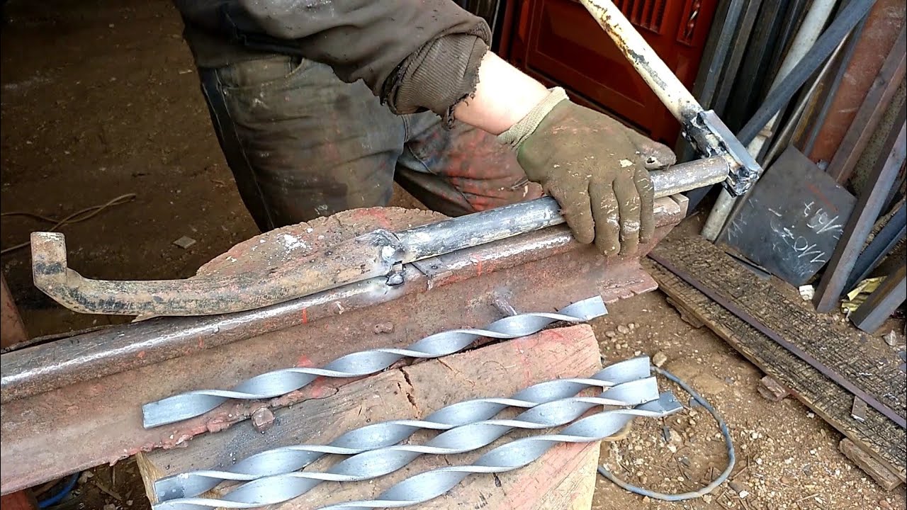 Умная идея, чтобы согнуть и обернуть кусок железа для использования в двери или украшение окна