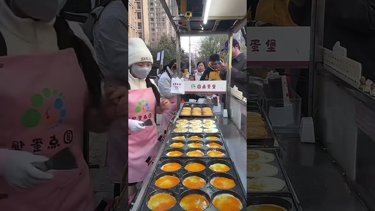 陕西夜市鸡蛋汉堡火热出炉，吃货们争相打卡，假日忙碌也乐翻天！ #路边摊美味