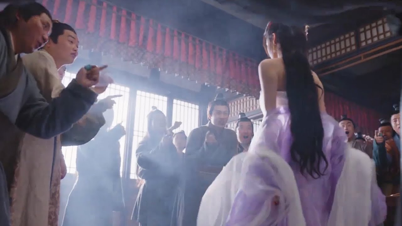 灰姑娘打賭輸了當眾脫衣服，男人們兴奋地面紅耳赤，大將軍立馬給她披上衣服！【長月燼明 Till The End of The Moon】