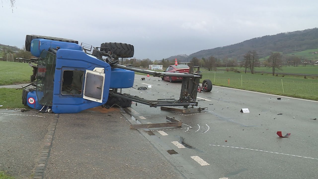 Schleinikon ZH: Traktor kippt zur Seite