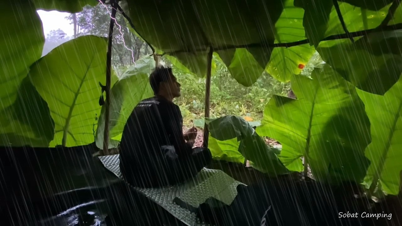 Hujan Deras Tak Berhenti! Solo Camping Bertahan dengan Daun Keladi