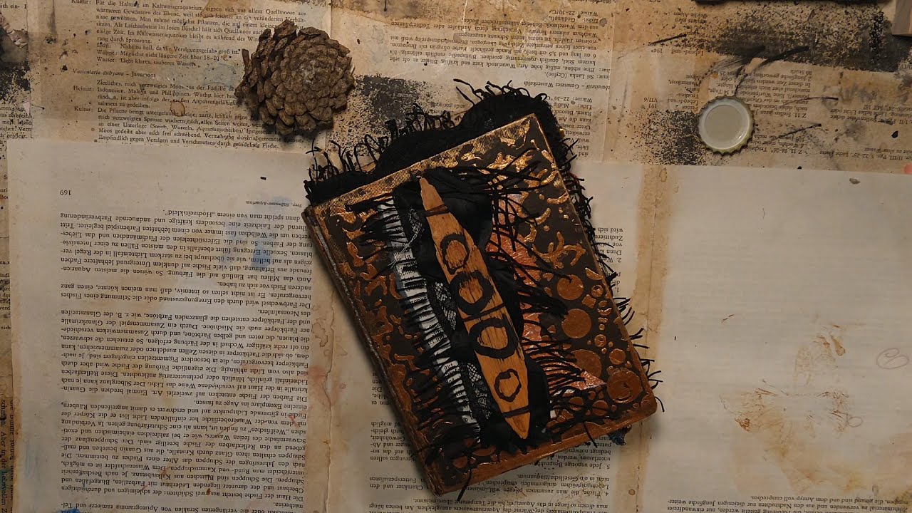 Verwandlungsbuch  gefundene Objekte  Altered book found objects Gelliprints old book love