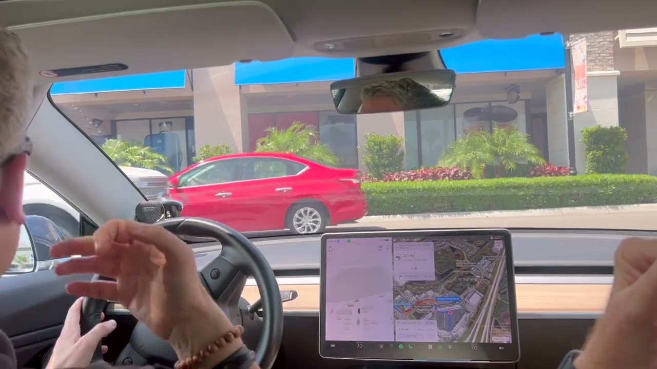 Tesla FSD (Supervised) Version 12.3.3 Drives through Roundabouts