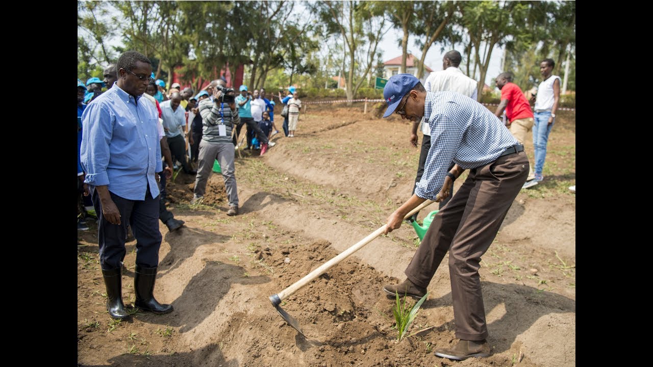 #UMUGANDA: KAGAME JOINS NYANDUNGU RESIDENTS