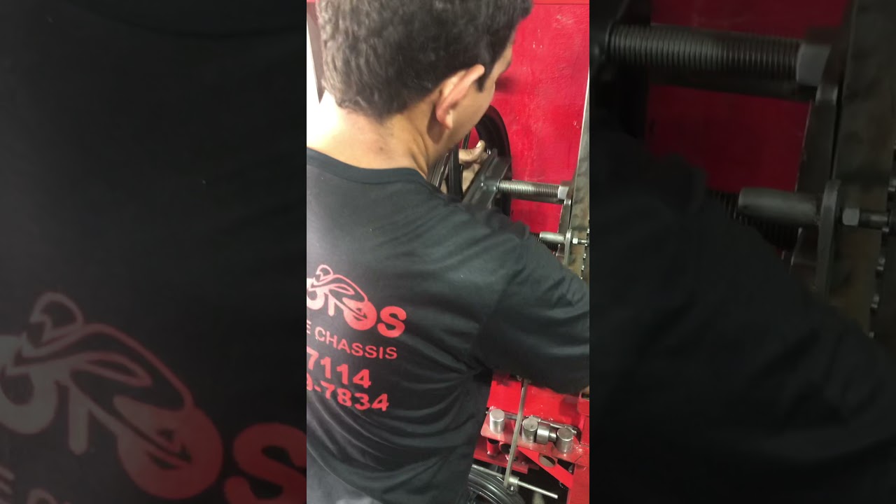 Como é realizado o desempeno da roda de uma TITAN 160?