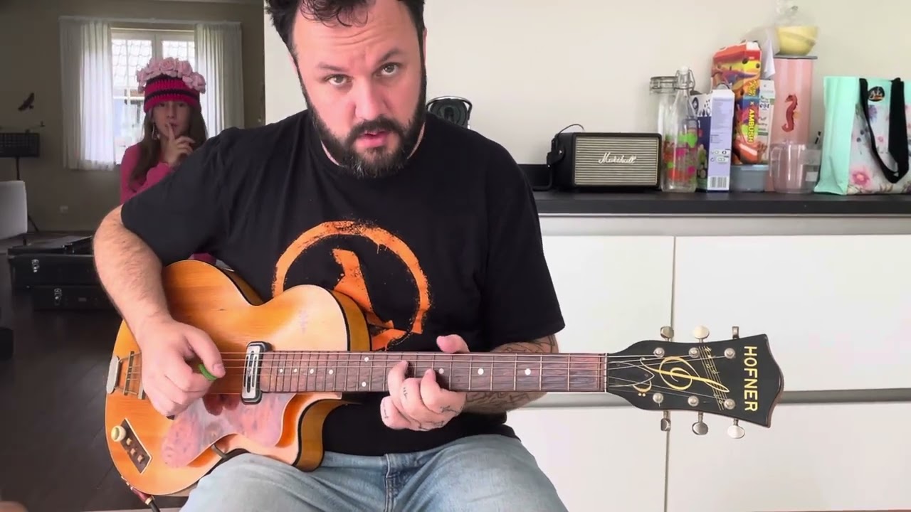 1960 Hofner Club 40 played by Tom Lodewijckx @ Mojo Guitar