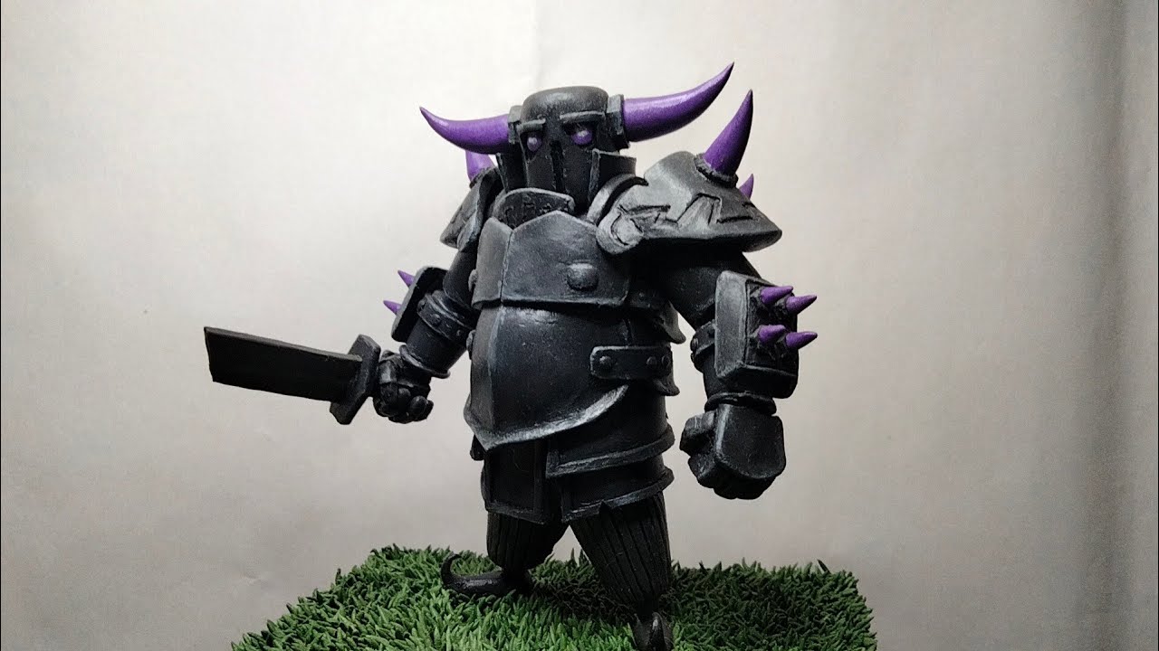 Cómo Hacer a la P.E.K.K.A de plastilina Clash Royale/how to make plasticine P.E.K.K.A figure