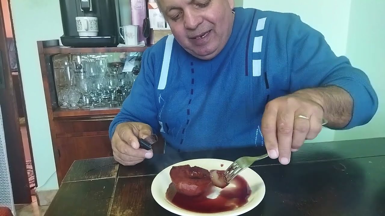 Pere caramelizate ,cu zahar ,vin ,cognac ,si alte icrediente ,desert usor ,si cel mai bun.ala Lai.