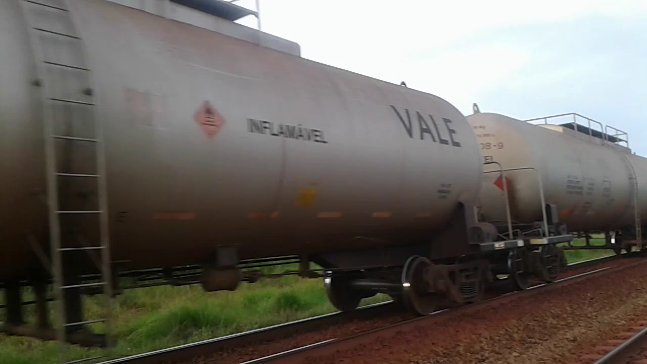 Trem da  estrada de ferro carajas  passado  por  igarape do meio  Maranhão