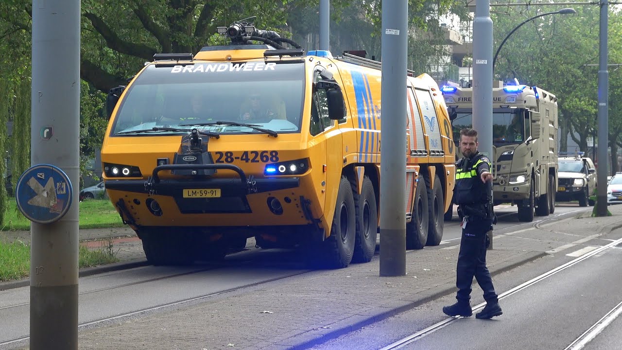 Verkeerspolitie begeleidt E-ONE TITAN CRASHTENDER en nieuwe Scania TS Defensiebrandweer! 