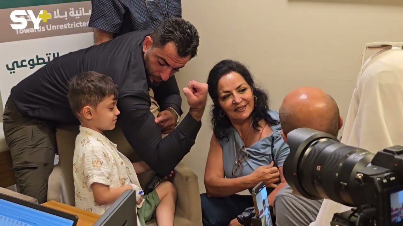 ردة فعل طفلين توأم لحظة سماعهم لأول مرة وتفاعلهم مع مجموعة من الفنانين بطريقة ذكية ولطيفة .