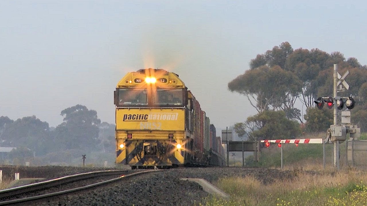 4AM5 Pacific National Container Freight Train At Level Crossing (20/9/2012) - PoathTV Railways