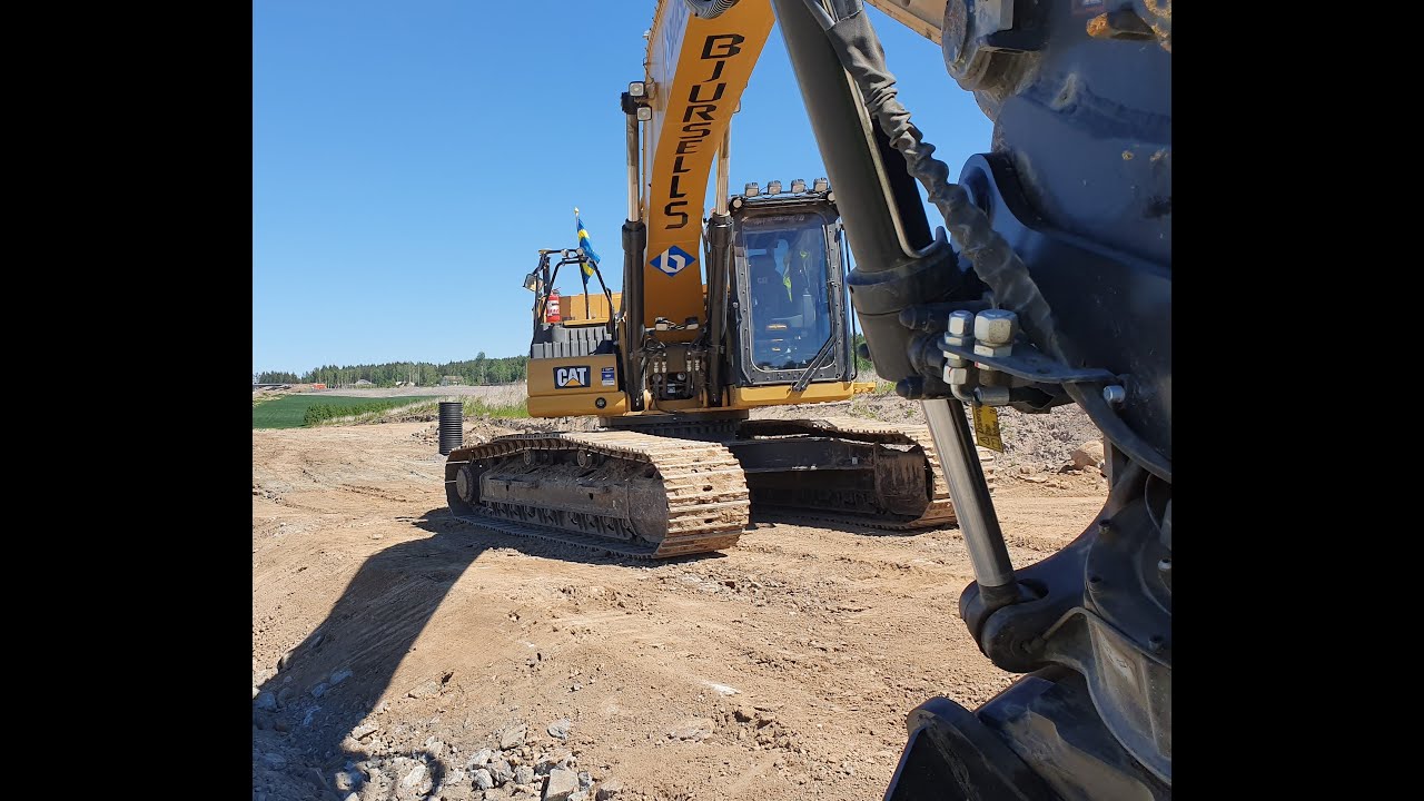 Cat 330 Next generation doing a slope with tiltrotator
