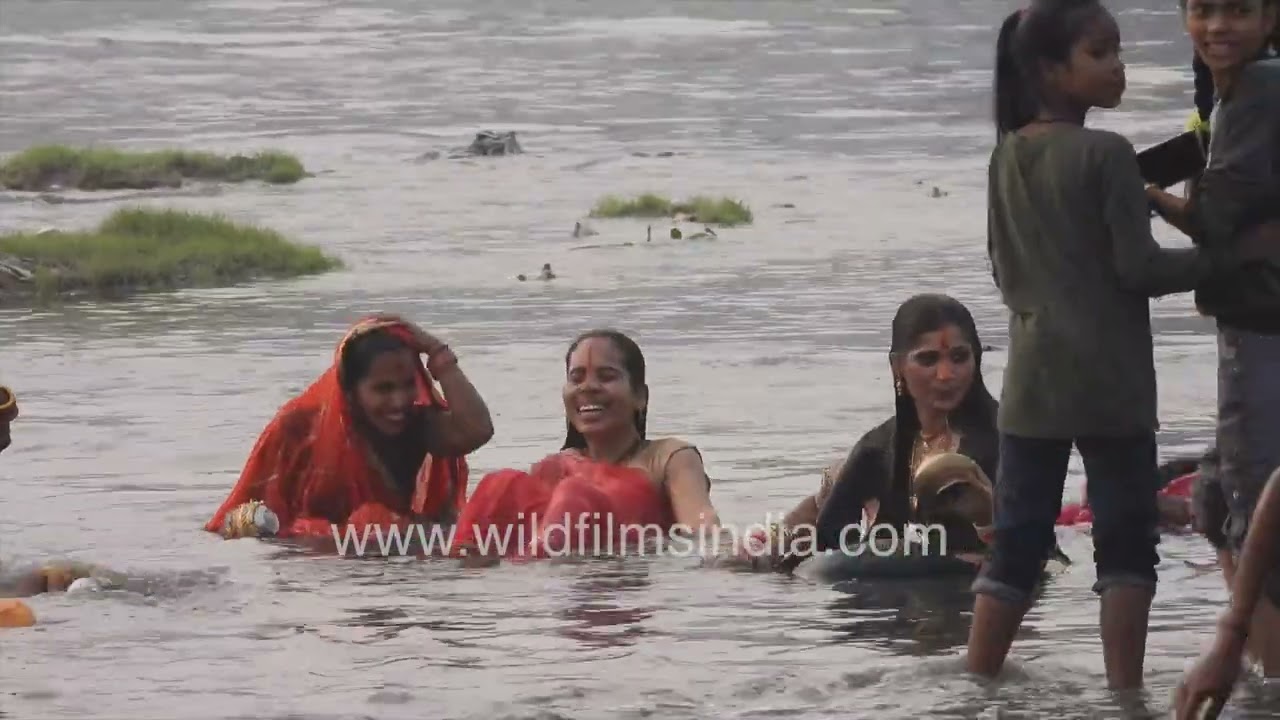 Devotees bathing during Chhath Puja at Yamuna Delhi