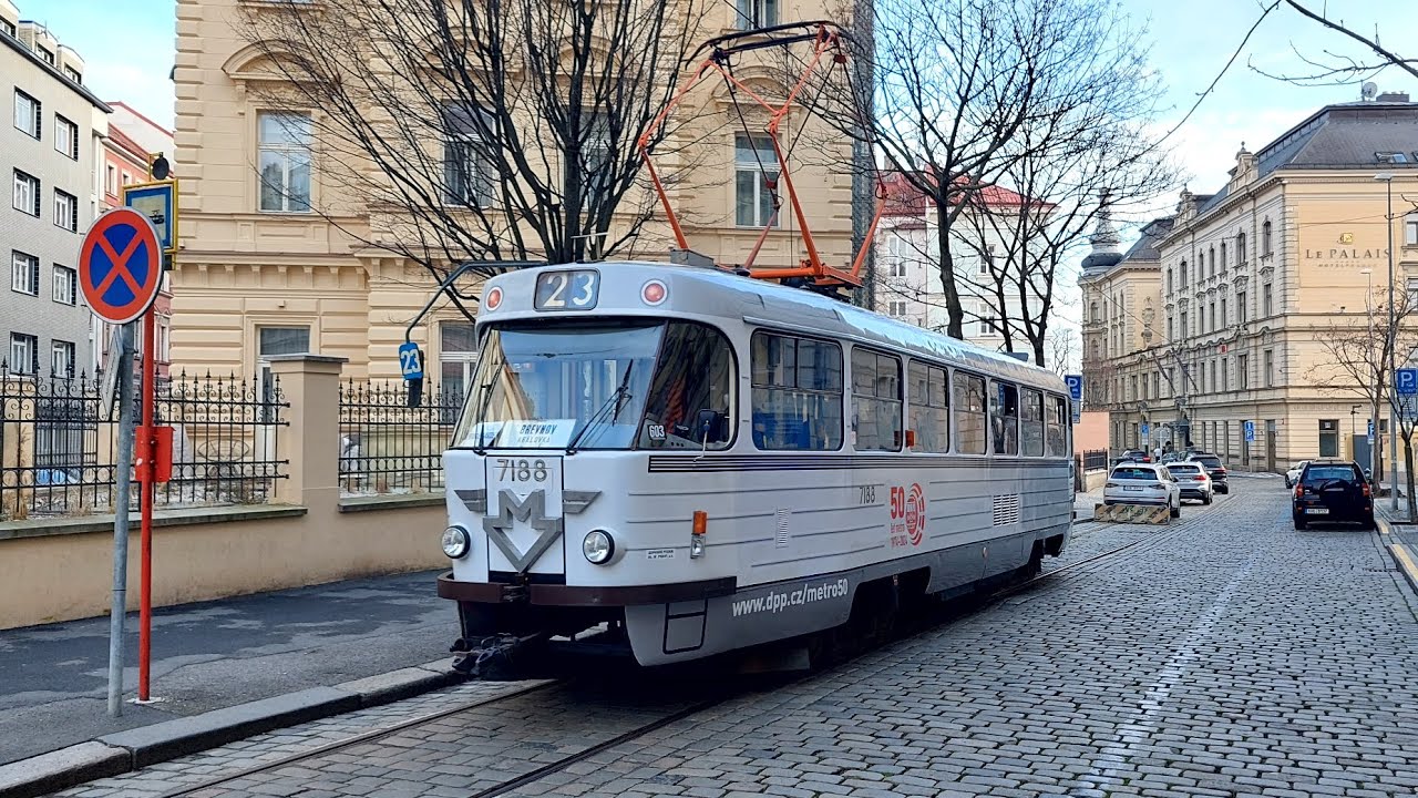 Metrotramvaj, barevné reklamní 15T a T3. Tramvaje v Praze u Malostranského náměstí 16.2. 2024