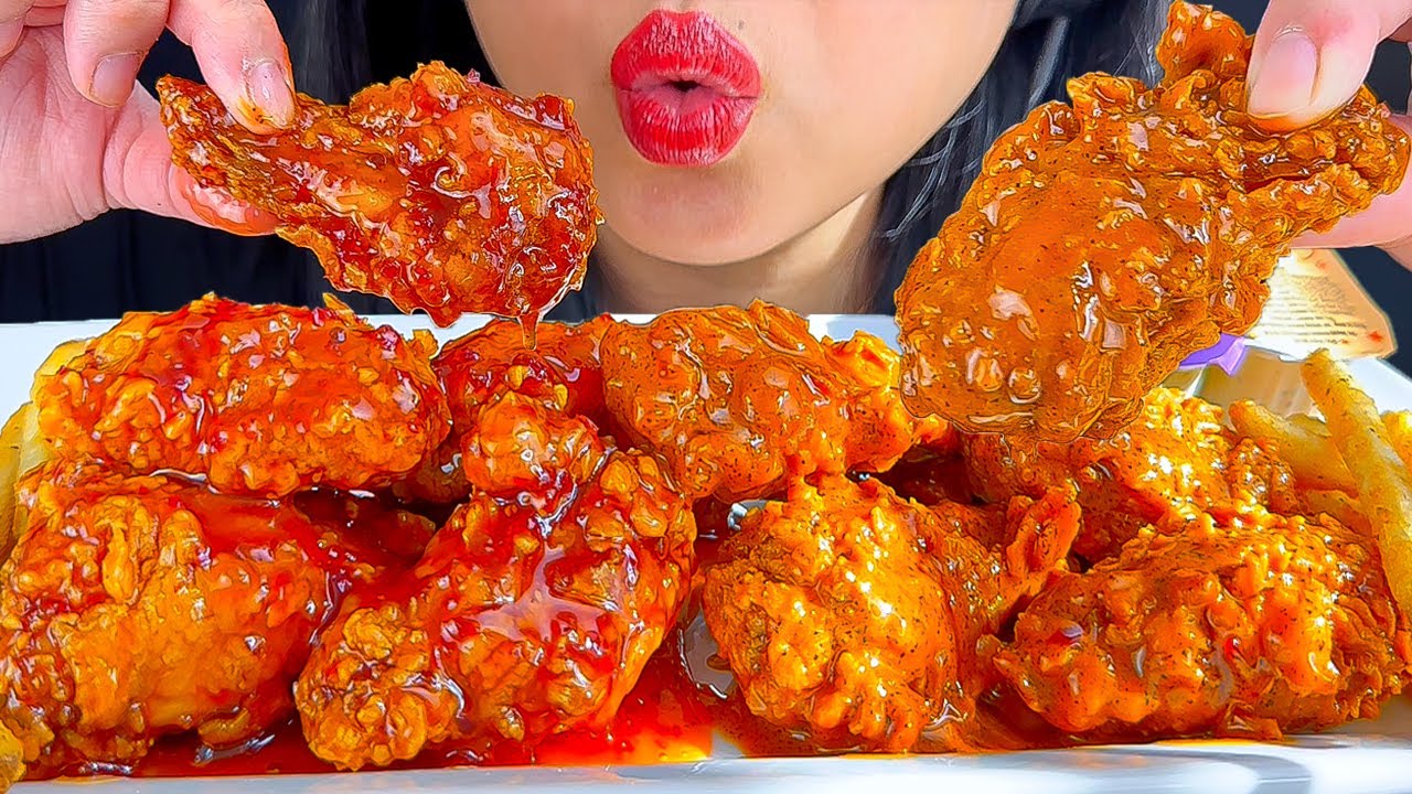 ASMR SAUCY POPEYES FRIED CHICKEN | NEW LOUISIANA GARLIC + SWEET & CHILI WINGS | ASMR Phan