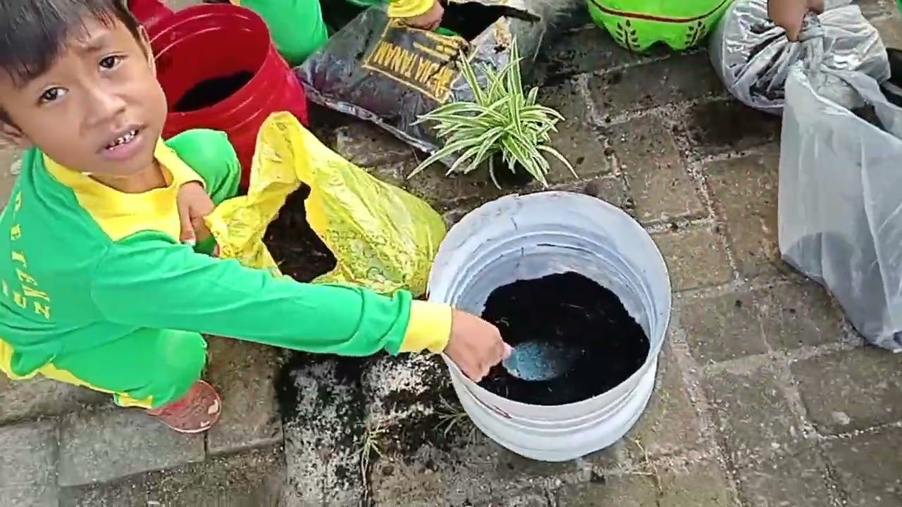 Kegiatan menanam bersama anak2 TK DESA BETEK, KEC.MADIUN