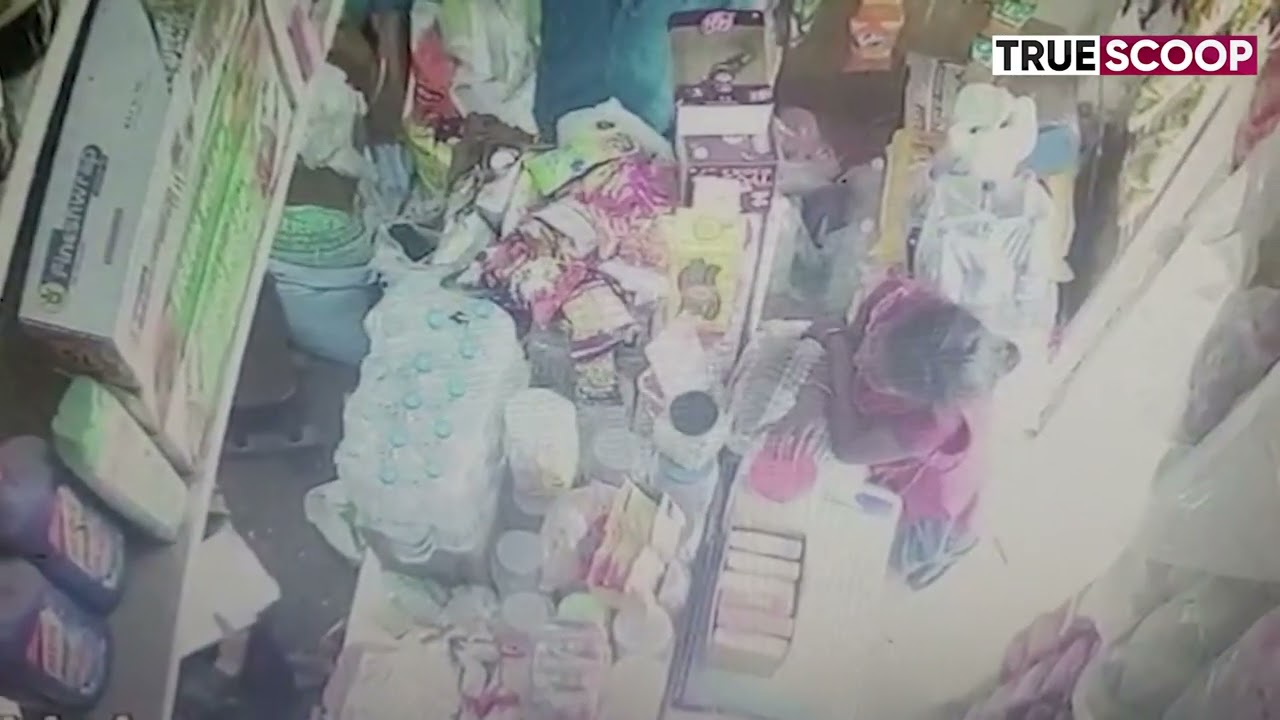 ਦੁਕਾਨ 'ਚੋਂ ਚੋਰੀ ਕਰਦੀ ਮਹਿਲਾ CCTV 'ਚ ਕੈਦ | True Scoop News