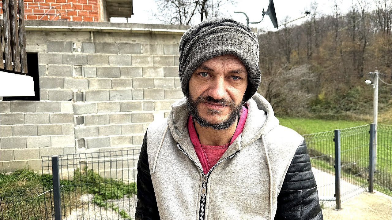 Miševi hodaju po kući. Nakon smrti oba roditelja, sam živi u maloj sobi!