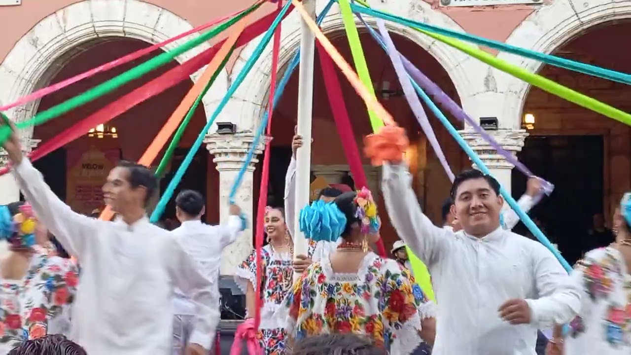 La Danza de las Cintas y no se hicieron nudos!!! En la Plaza Grande en Mérida Yucatán México 🥰🇲🇽