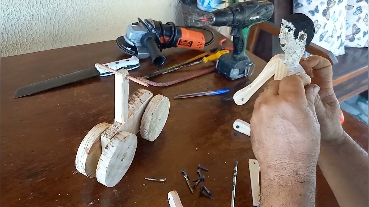 Invenção do ciclista de madeira pedalando. Marceneiro Arnaldo
