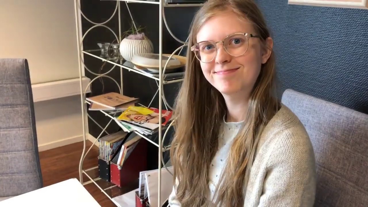 Linn från Garnaffären visar hur man syr ihop ett färdigt plagg.