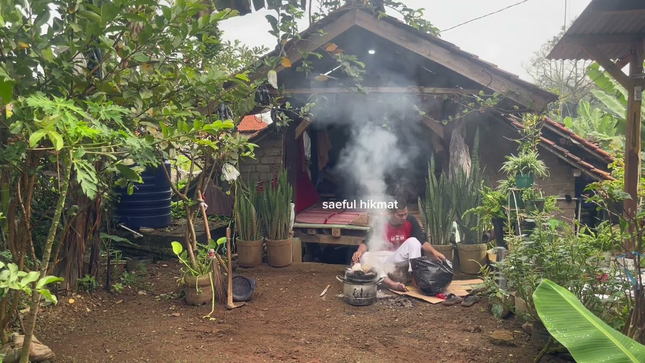 Suasana pagi pagi makan di saung anyar akii ninii .