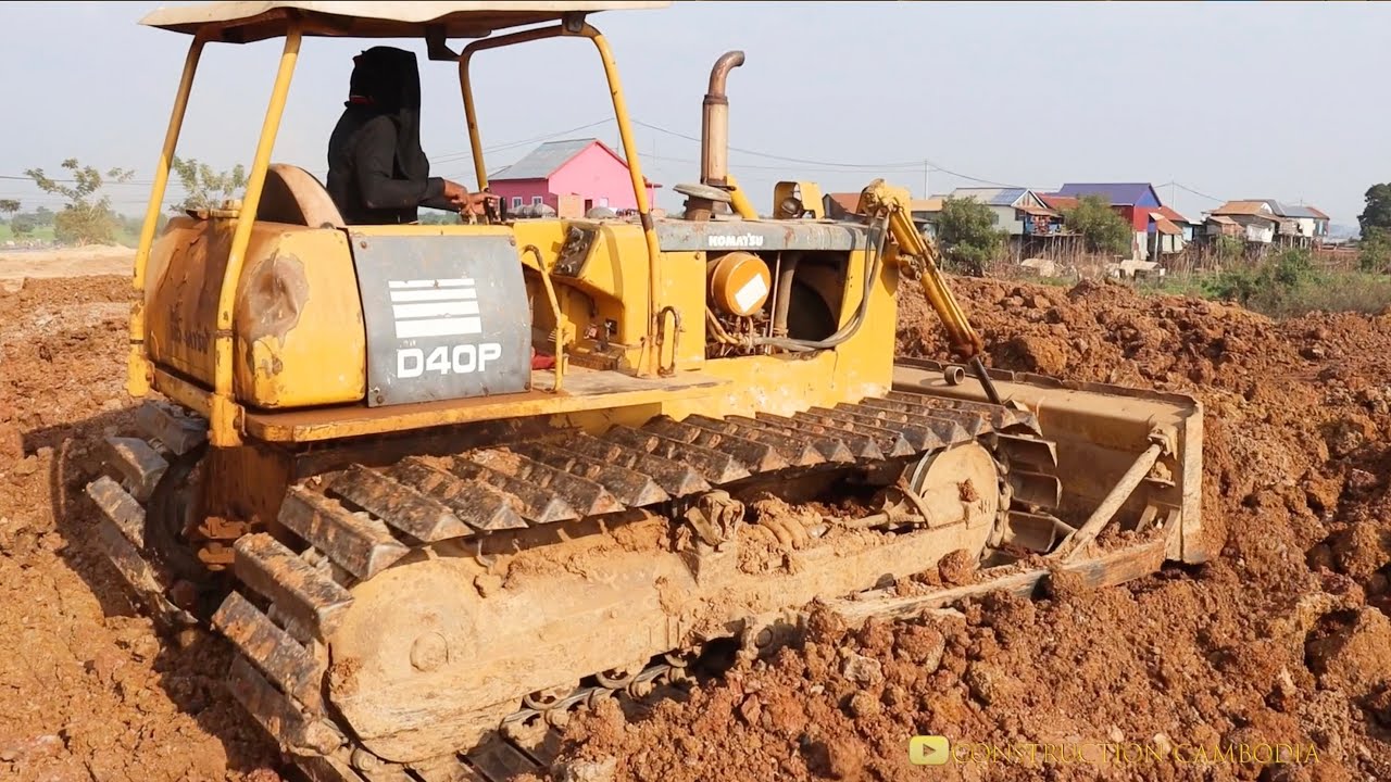 Top Bulldozer KOMAT'SU D40P Pushing Soils and Dump Trucks Unloading Transporting Soils filling lake