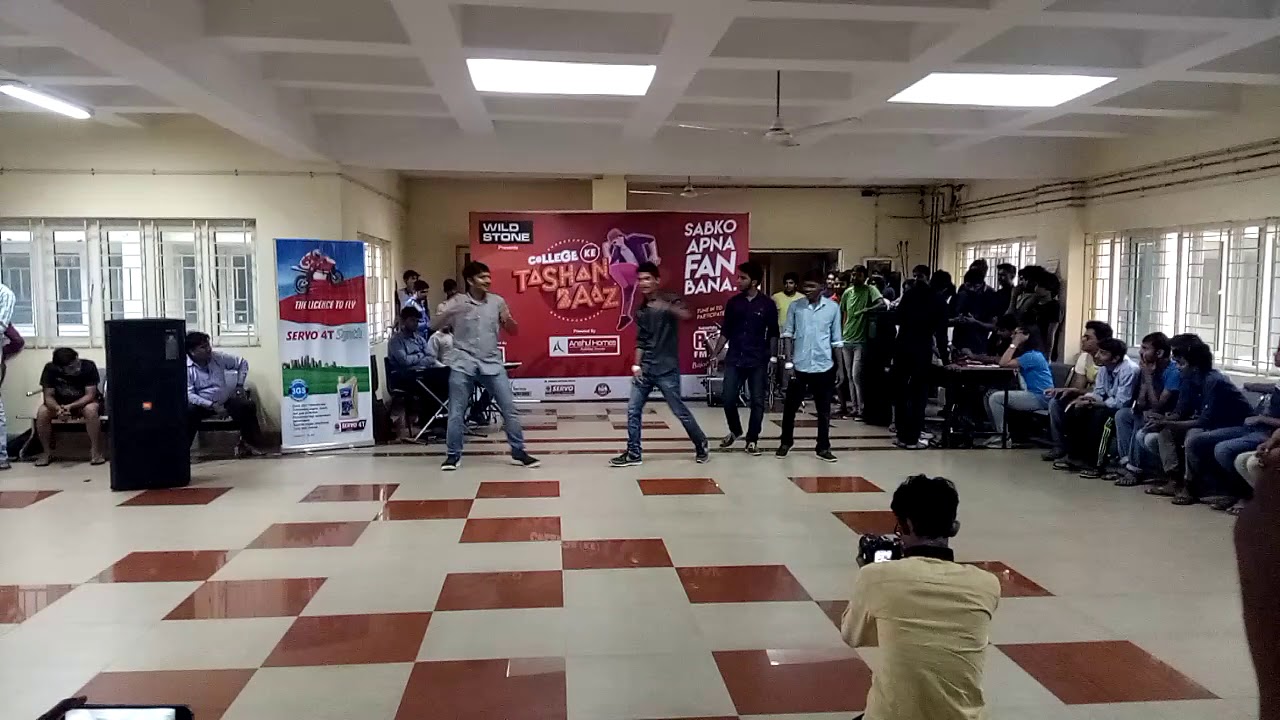 A party popper at REDFM audition at IITPatna