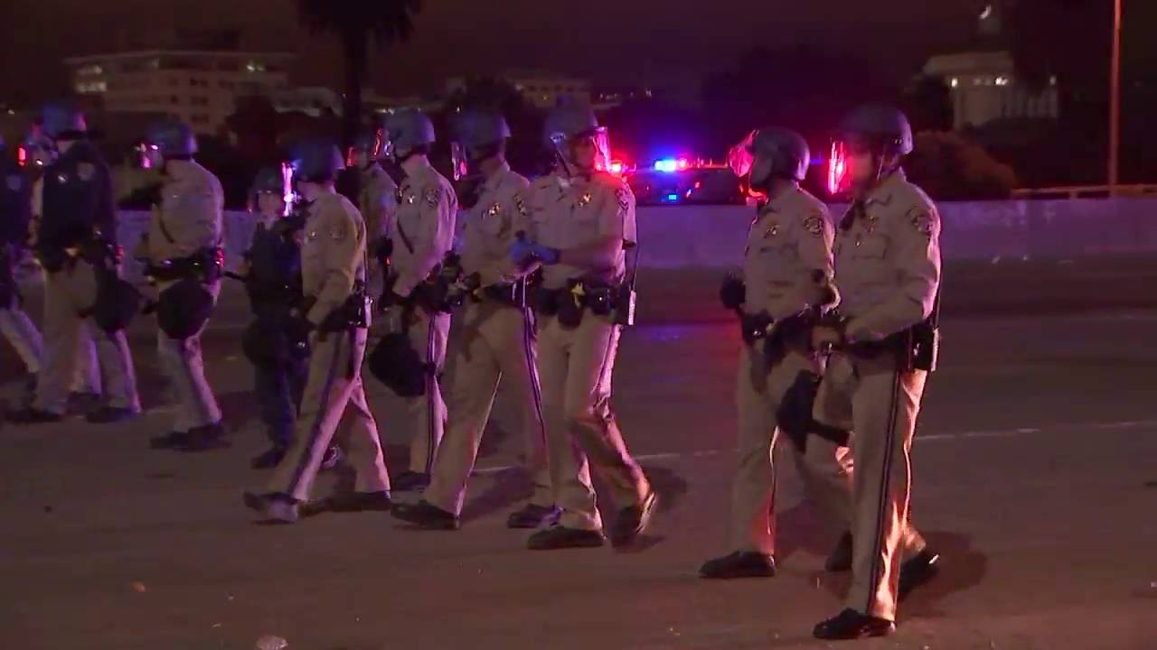 Protesters in Oakland blocked I-880, vandalize Police HQ