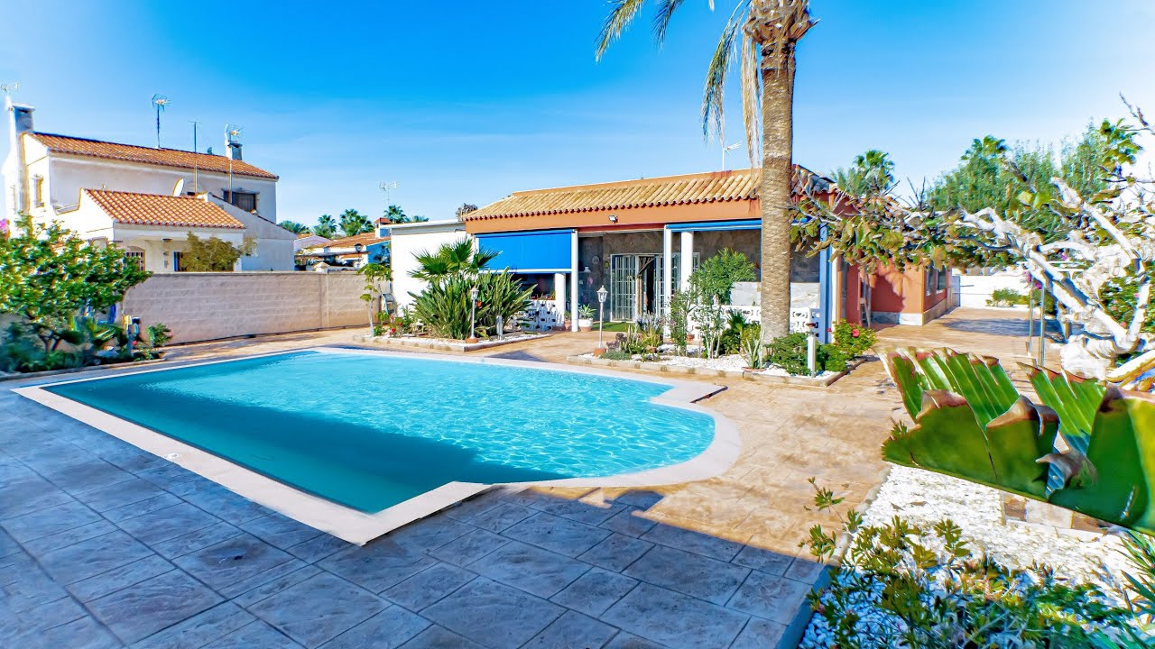 🏡 Urba de Roquetas de Mar · Chalet reformado en planta única · Piscina privada y parcela 784 m²