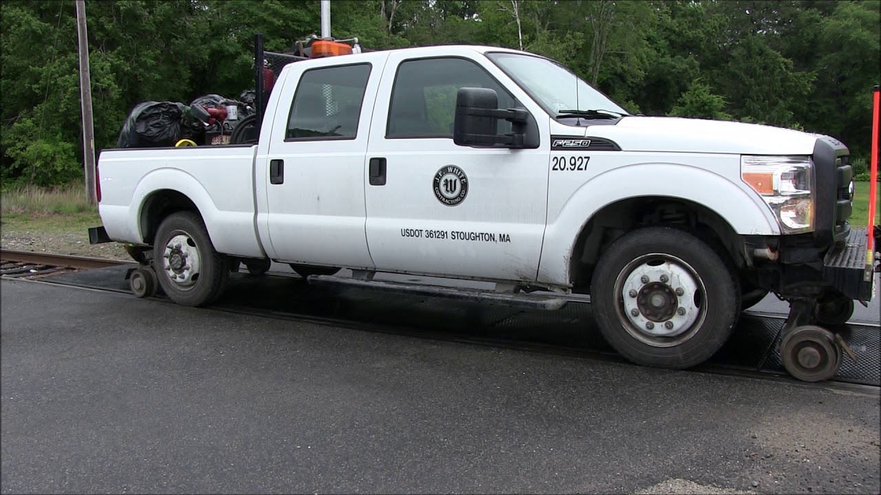 [HD] Railroad Hi-Rail truck gets off the tracks