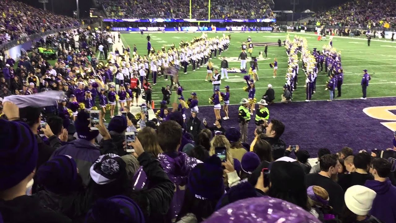 UW vs. Oregon Rivalry 2015 — Huskies run out of tunnel