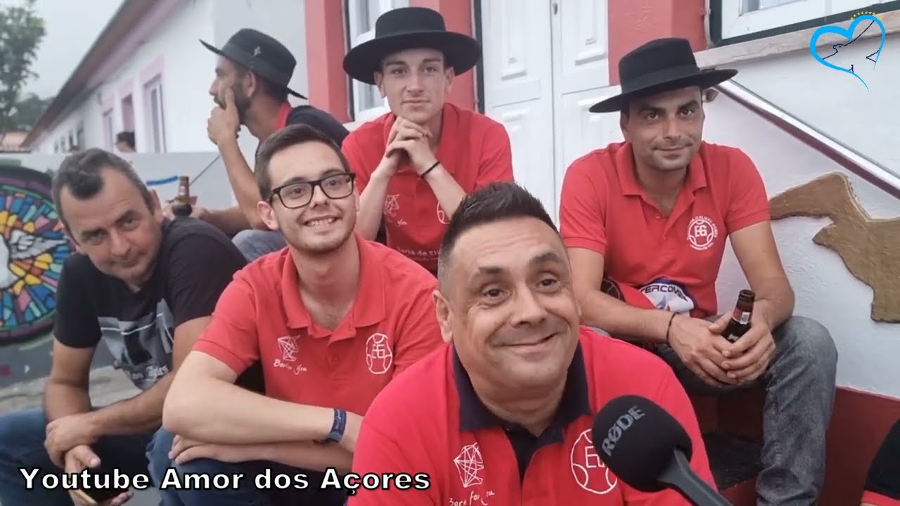 À Conversa com o Ganadero e o Pessoal Relacionado com a Tourada do Bairro da Terra Chã