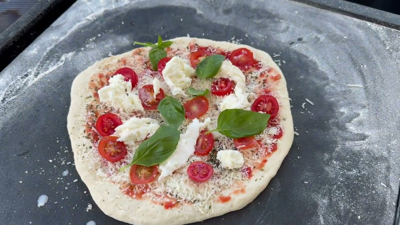 Napolitaanse pizza Margherita op de Weber Master Touch 70th Annirversary Kettle.