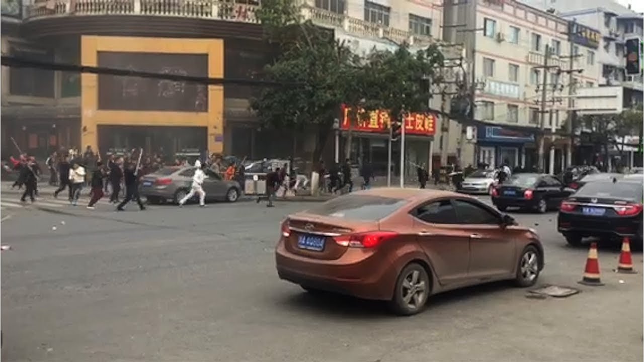 成都街头黑社会数百人持棒争夺地盘打人砸车，真刀实弹打架，画面堪称古惑仔，警察都不敢靠前