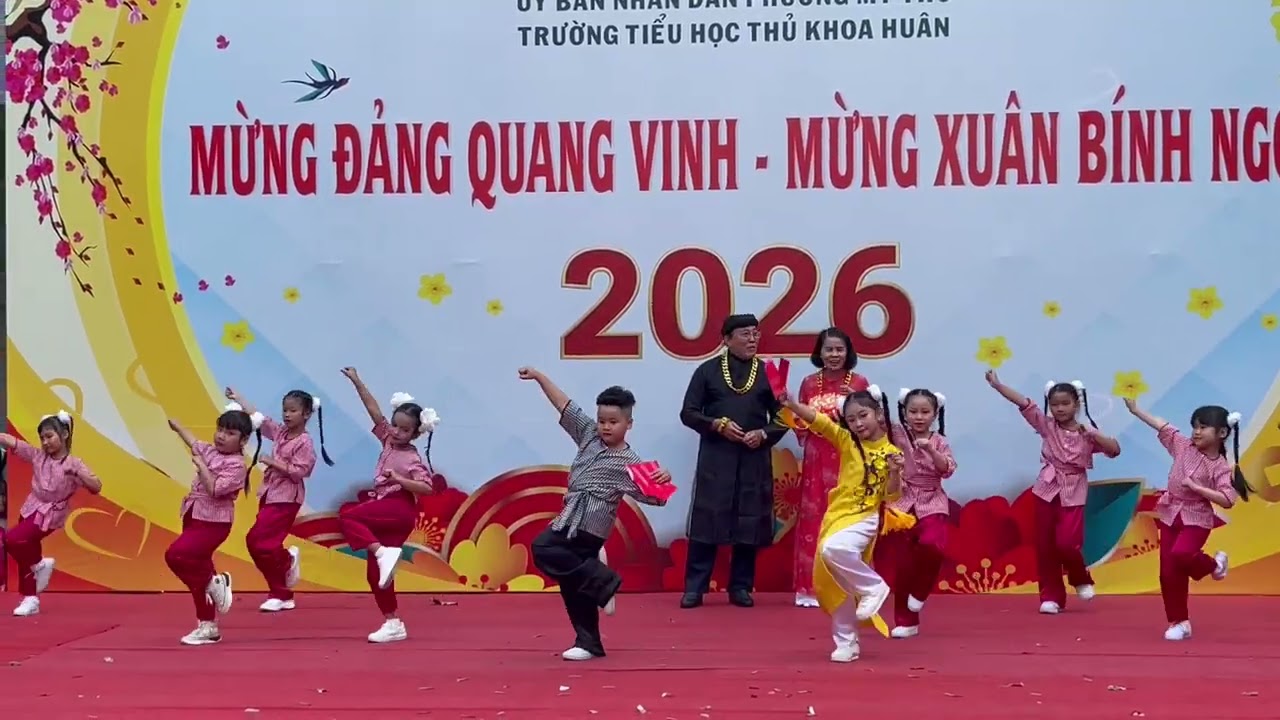 Minh Phương diễn văn nghệ tết 2025