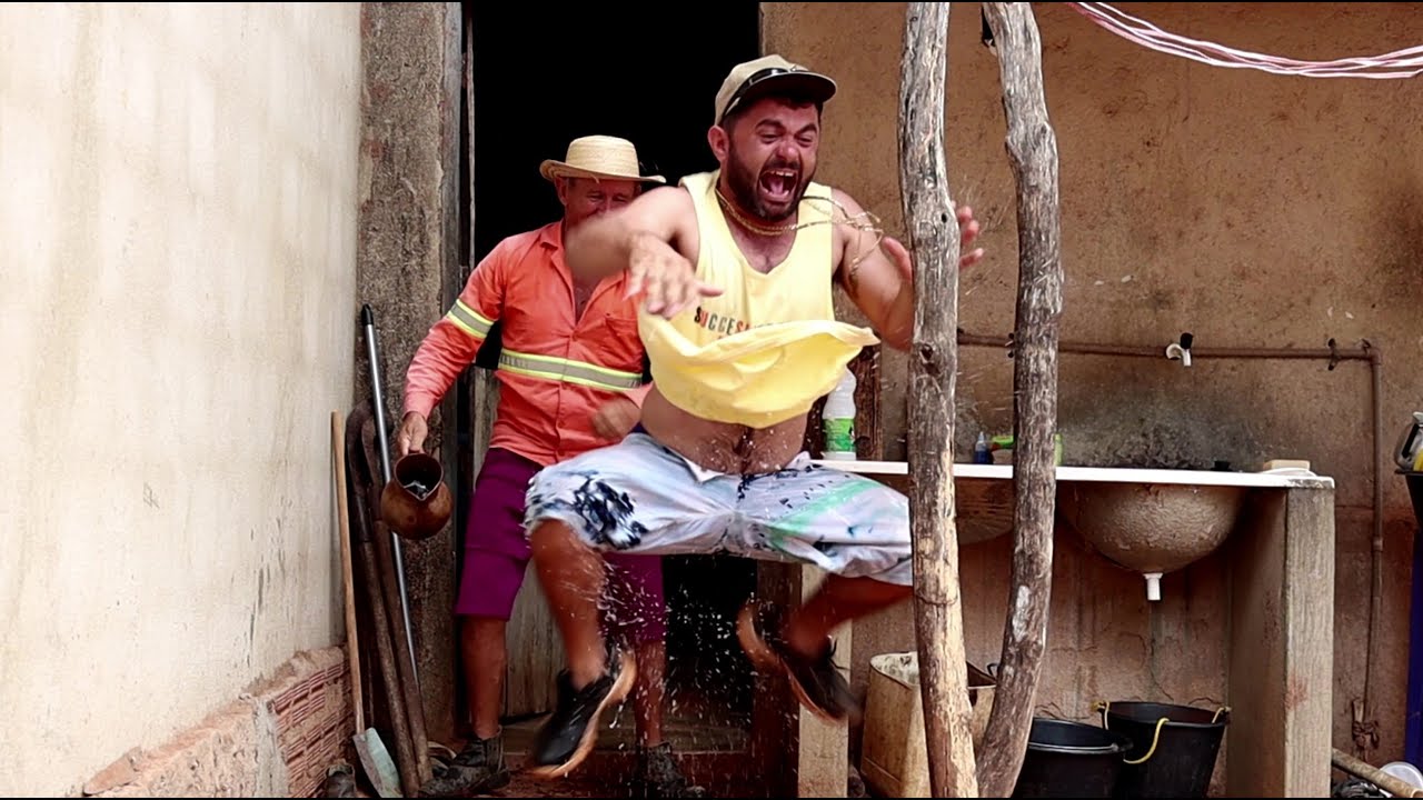 seu mane joga agua quente dentro das calcas do doutor
