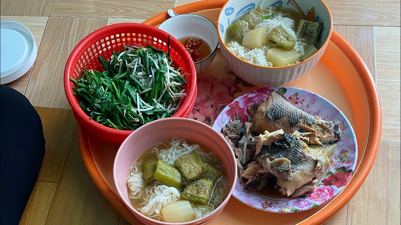 Lâu lâu mẹ nấu bún nước lèo ăn ngon quá hai mẹ con ăn muốn bể bụn luôn