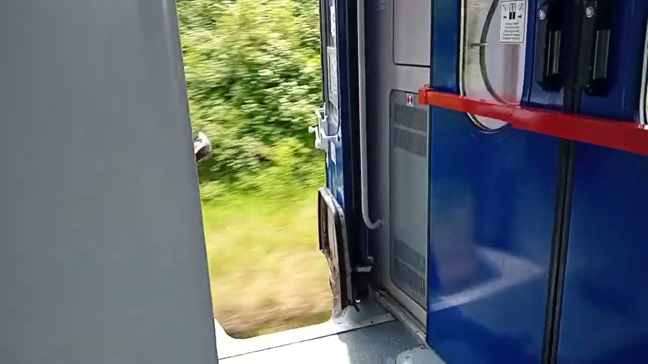 Otwarte drzwi w pociągu TLK Biebrza