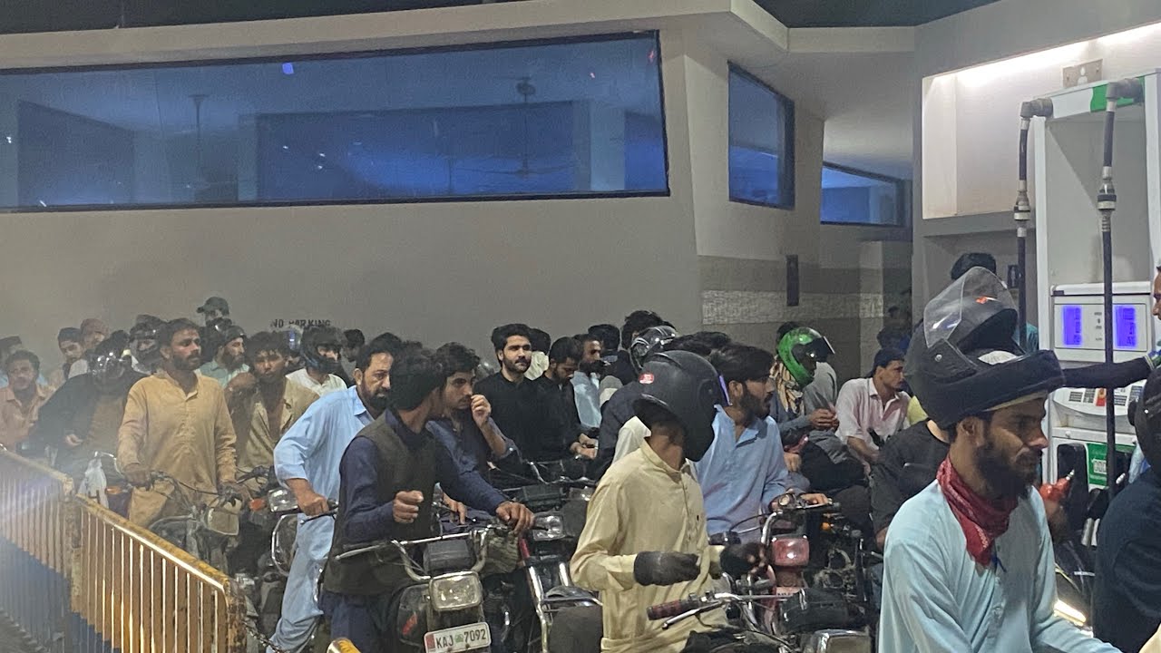 Karachi mi petrol katam oh he patrol pumps par but rusta new vlog Karachi mi ngit vlog Karachi video