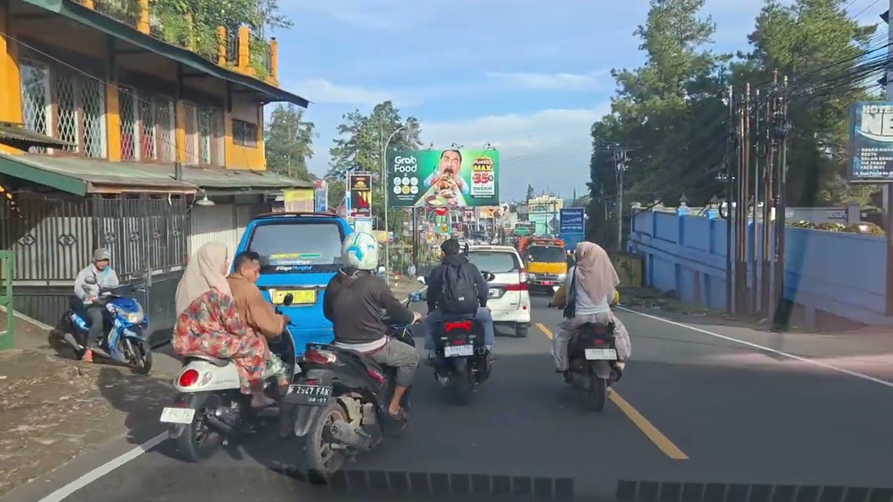 CUACA DINGIN DAN SEJUK  DI PUNCAK BOGOR , AKTIVITAS WARGA CISARUA BOGOR DI PAGI HARI 